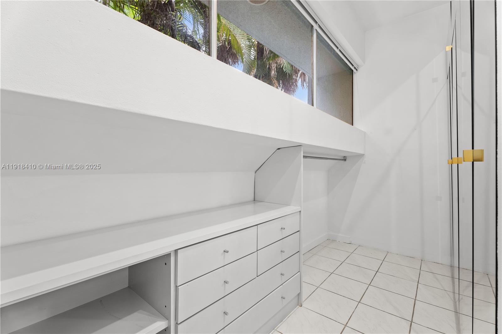 2475 S Bayshore Dr