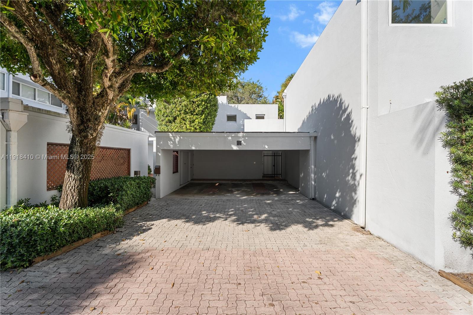 2475 S Bayshore Dr