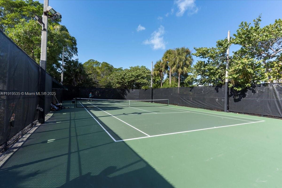 1121 Crandon Blvd # E304