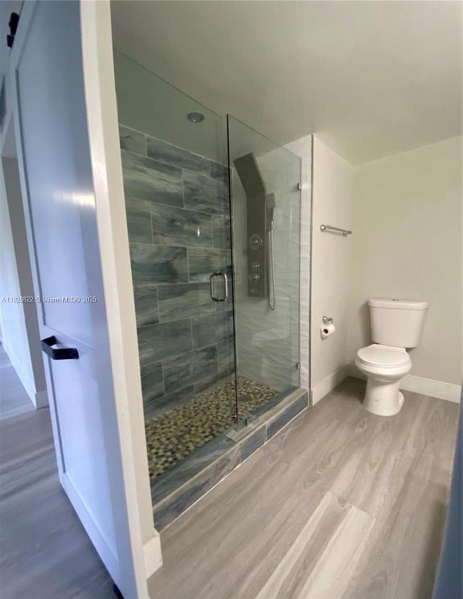 922 NE 199th St # 1D