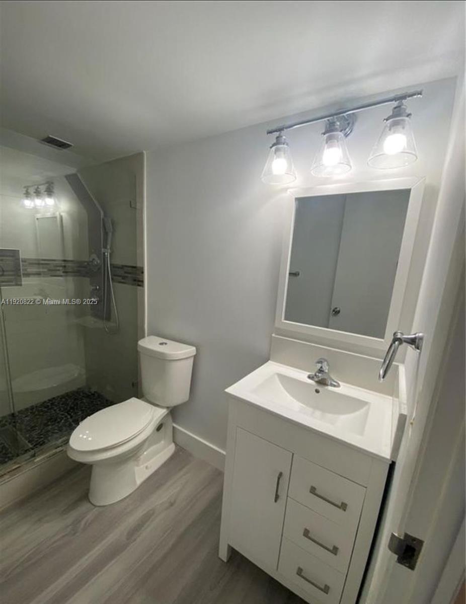 922 NE 199th St # 1D