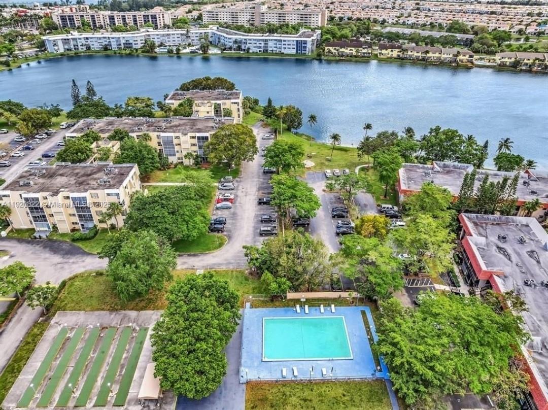 922 NE 199th St # 1D