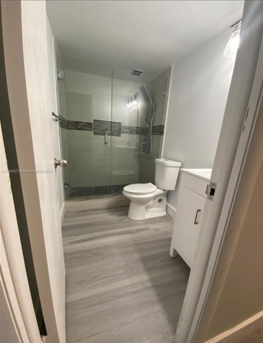 922 NE 199th St # 1D