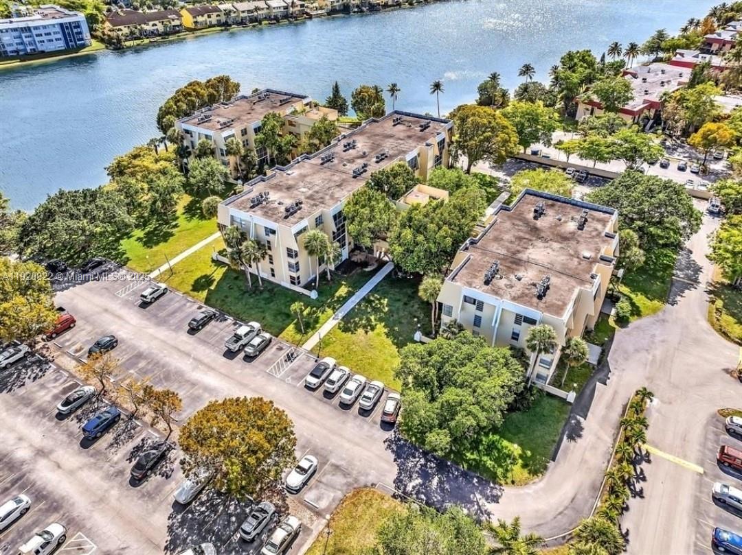 922 NE 199th St # 1D