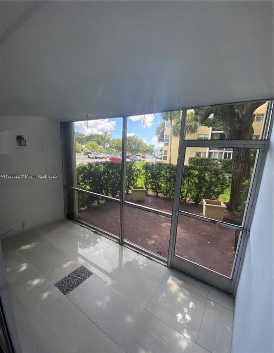 922 NE 199th St # 1D