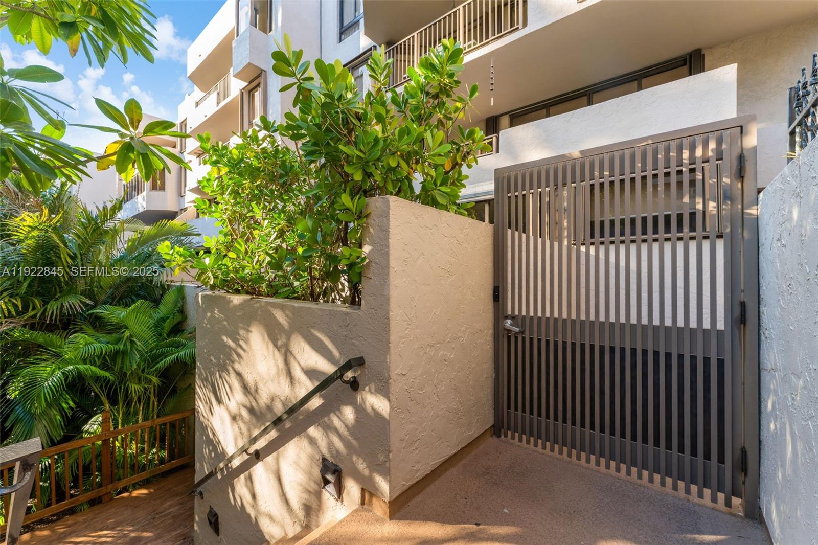 161 Crandon Blvd # 125