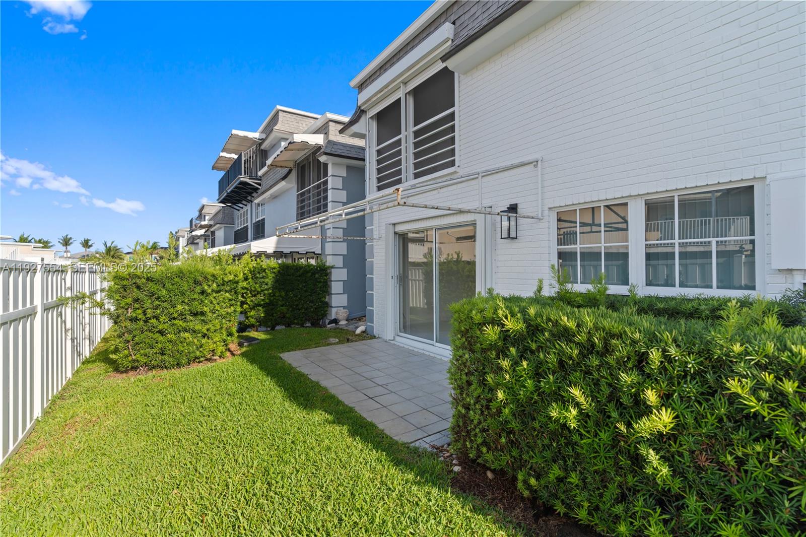 1194 Hillsboro Mile # 33