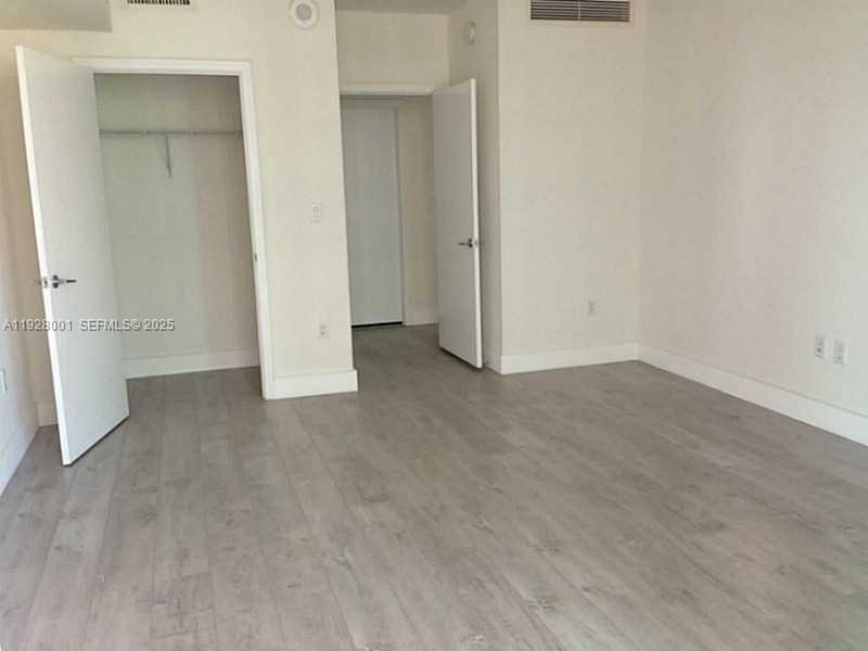 500 BRICKELL AV # 3004