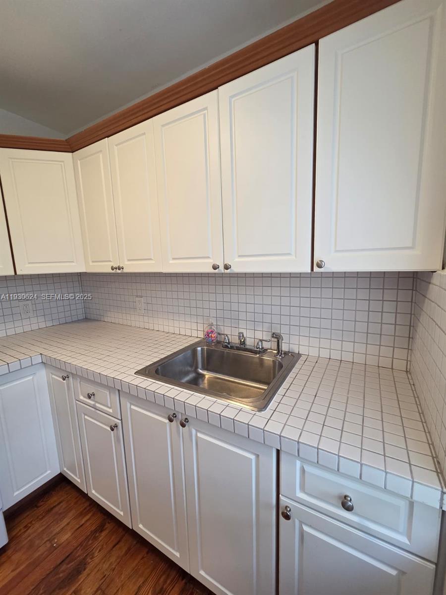 27 Phoenetia Ave # 3