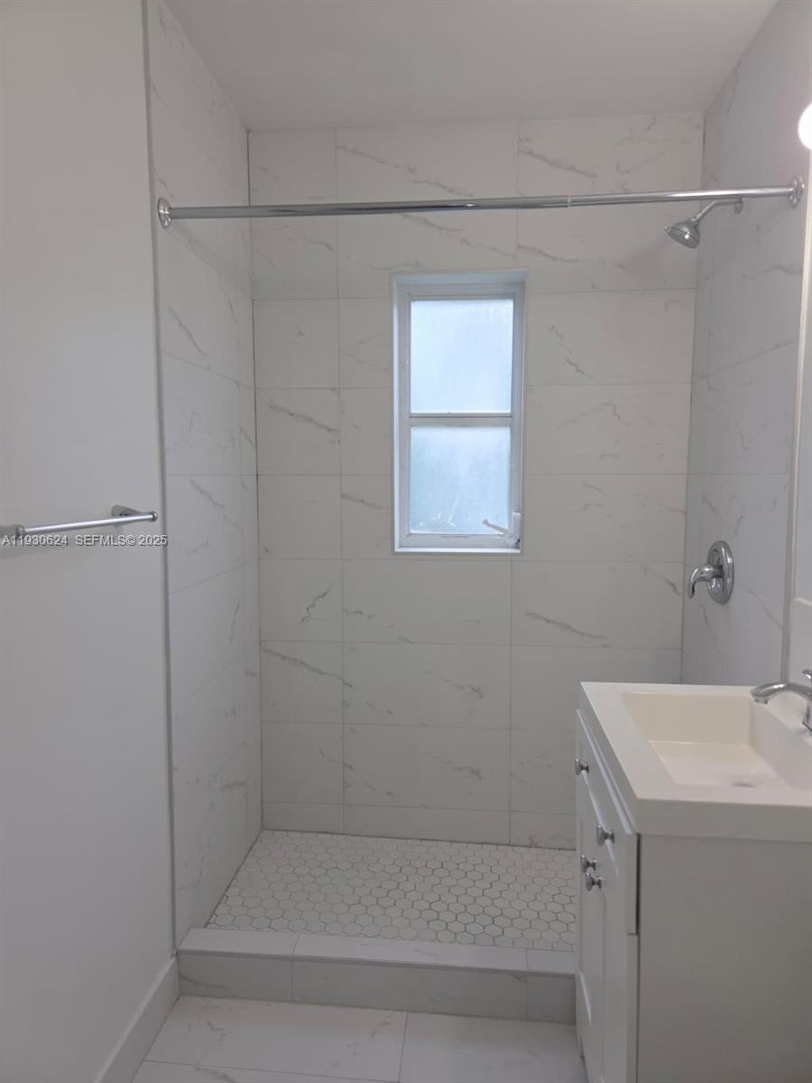 27 Phoenetia Ave # 3