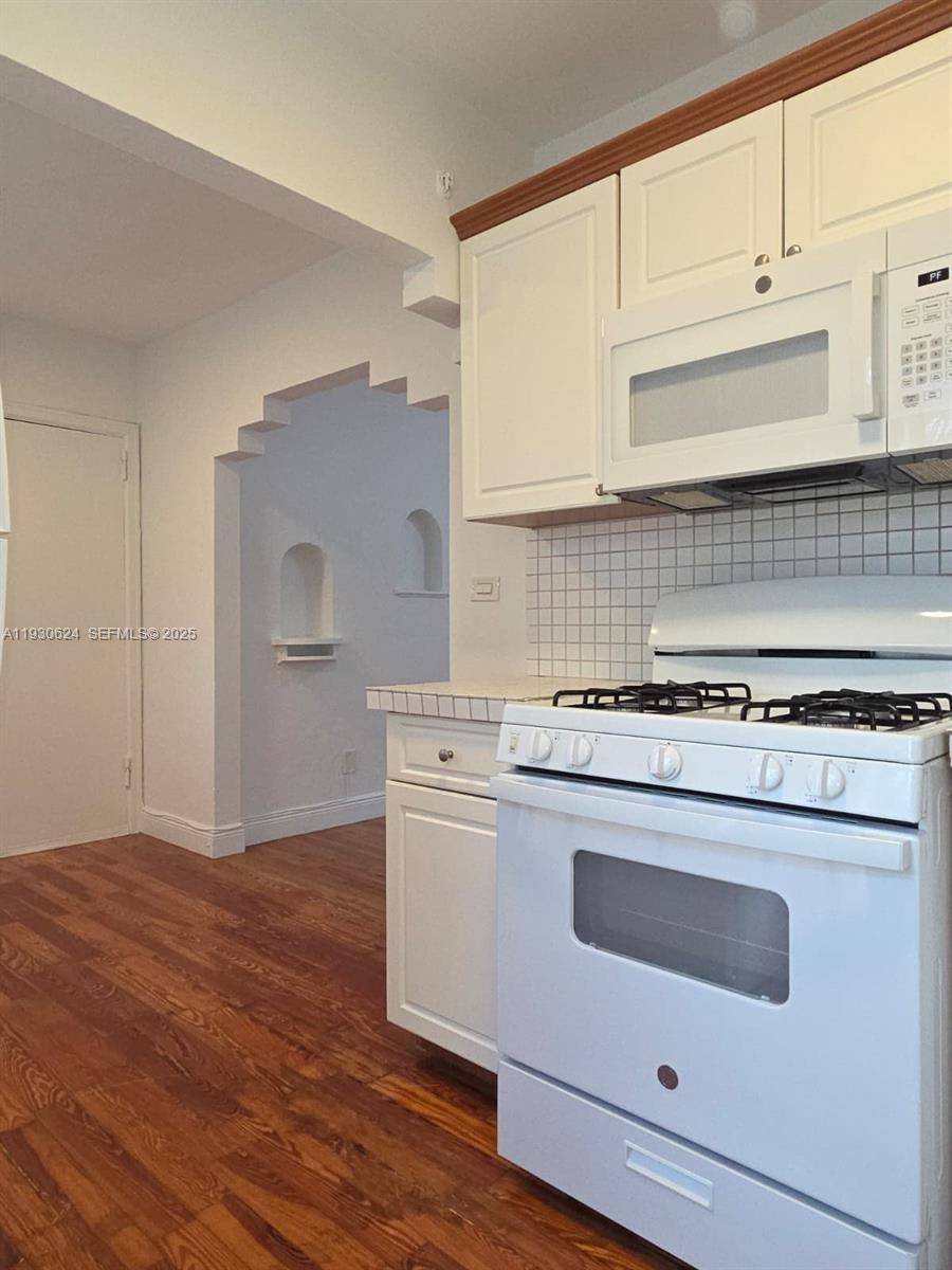 27 Phoenetia Ave # 3