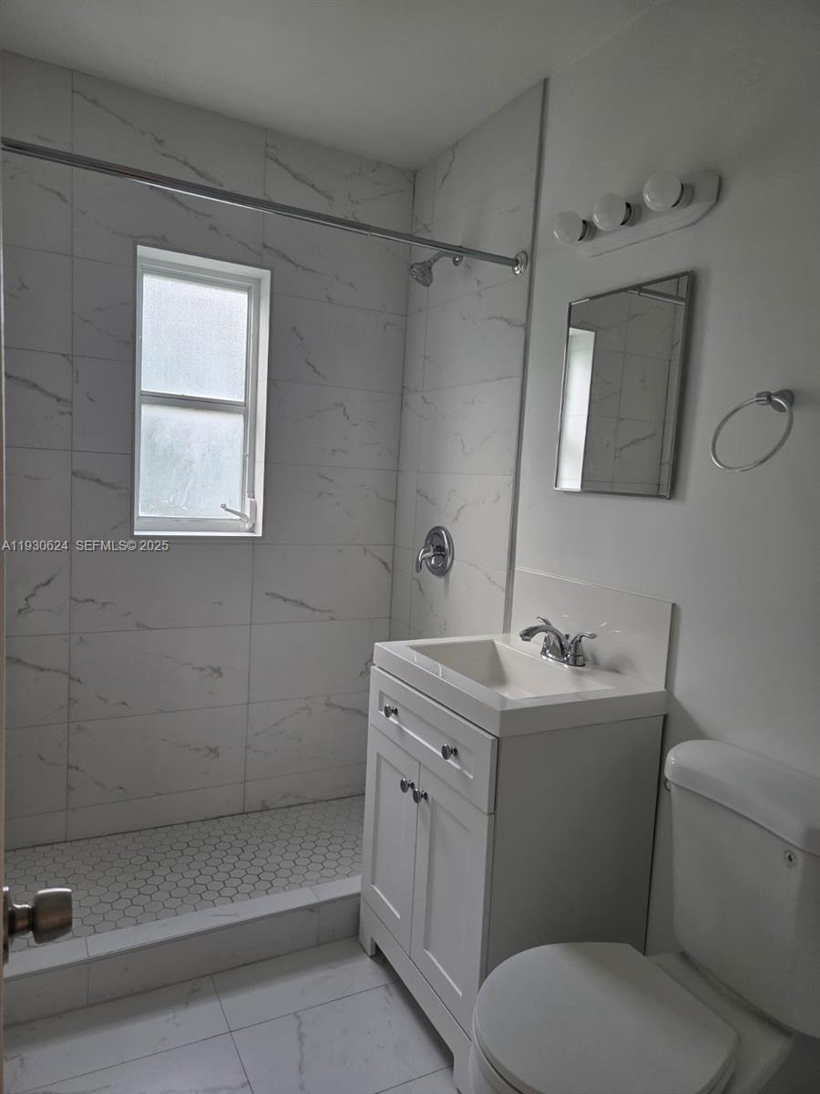 27 Phoenetia Ave # 3