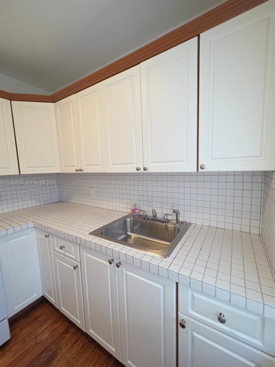 27 Phoenetia Ave # 3