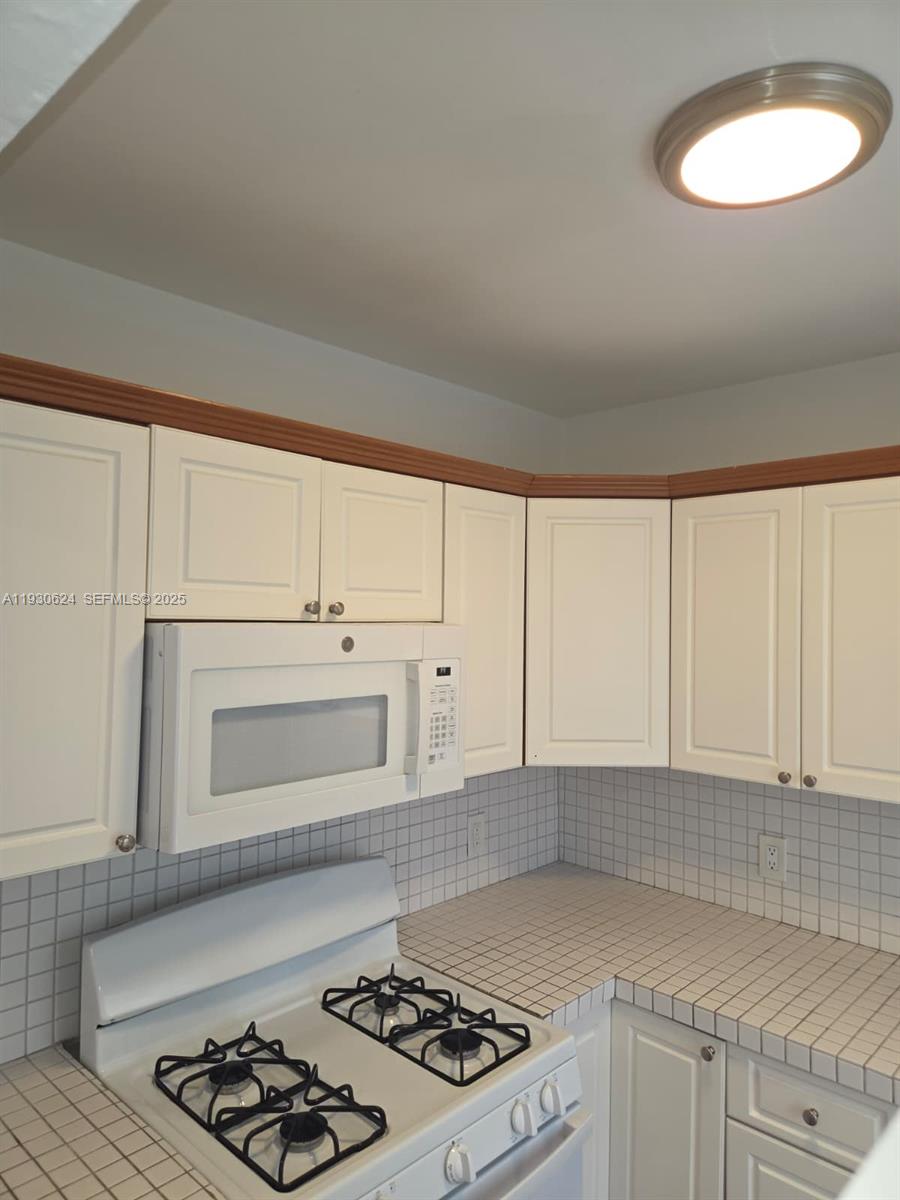 27 Phoenetia Ave # 3