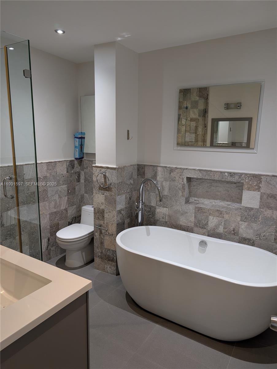 6061 Collins Ave # 4E