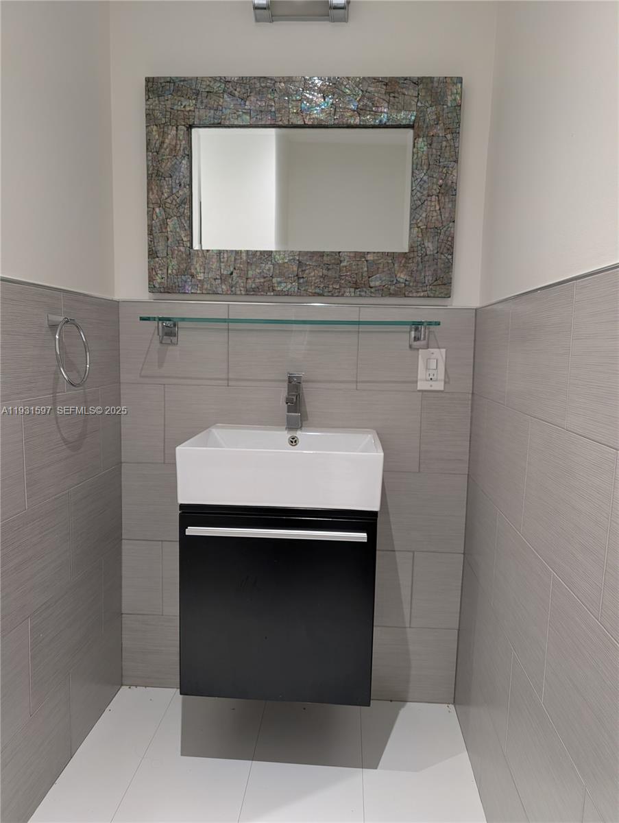 6061 Collins Ave # 4E