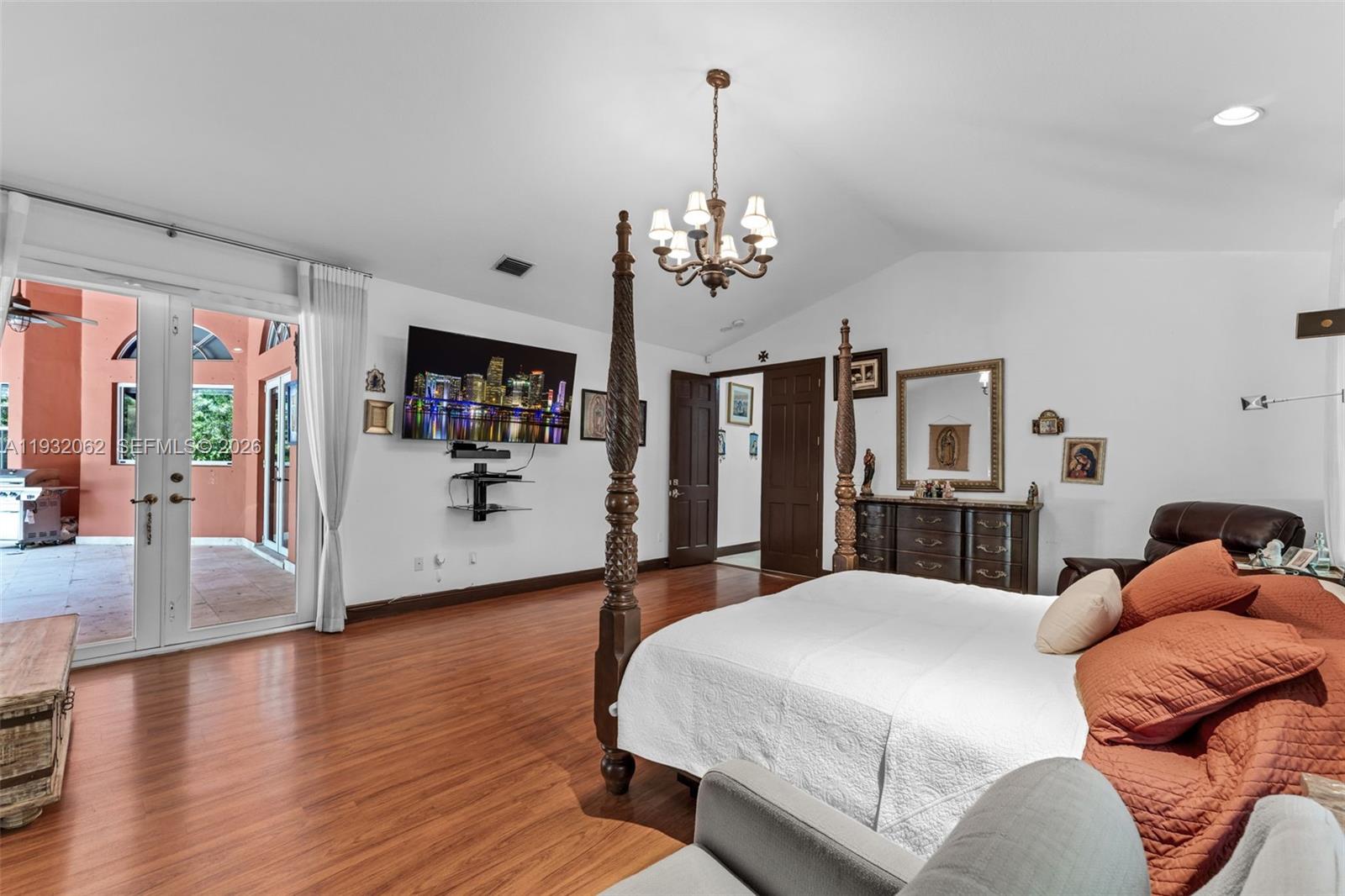 11825 S Mitchell Manor Cir