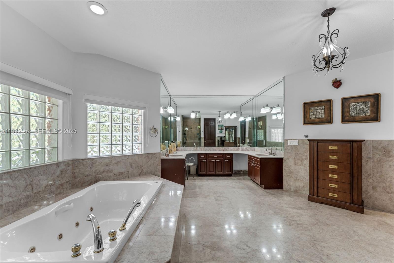 11825 S Mitchell Manor Cir