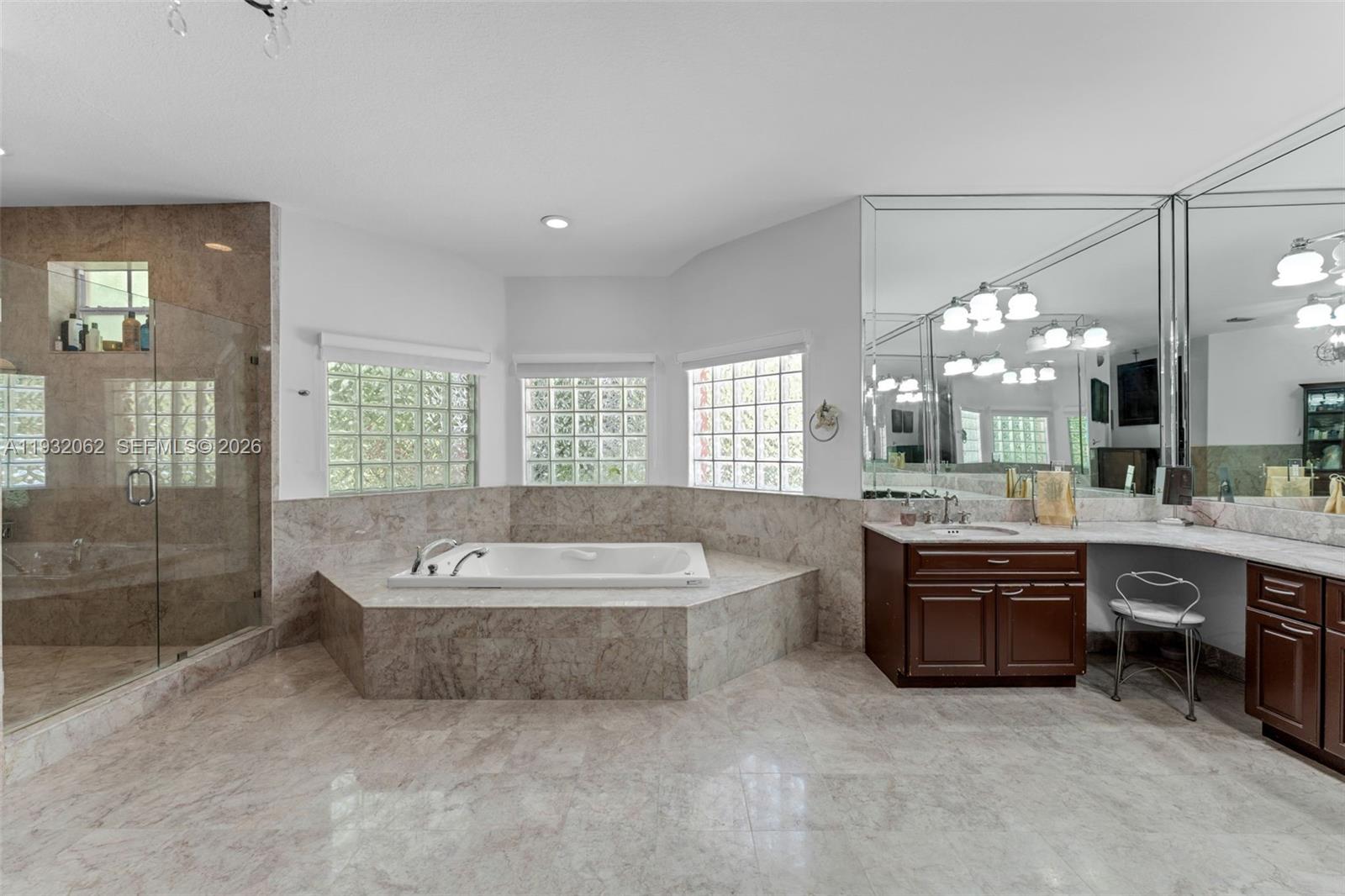 11825 S Mitchell Manor Cir