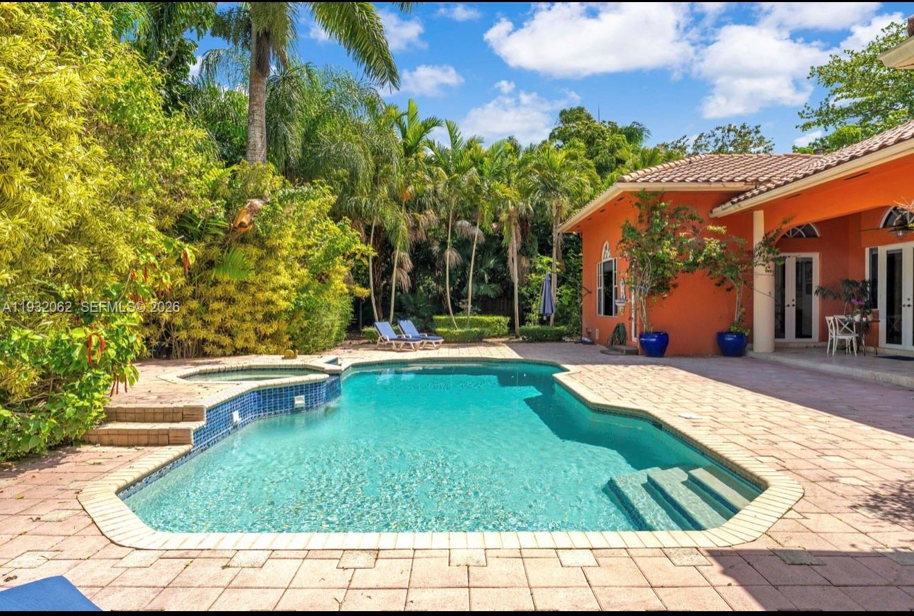 11825 S Mitchell Manor Cir