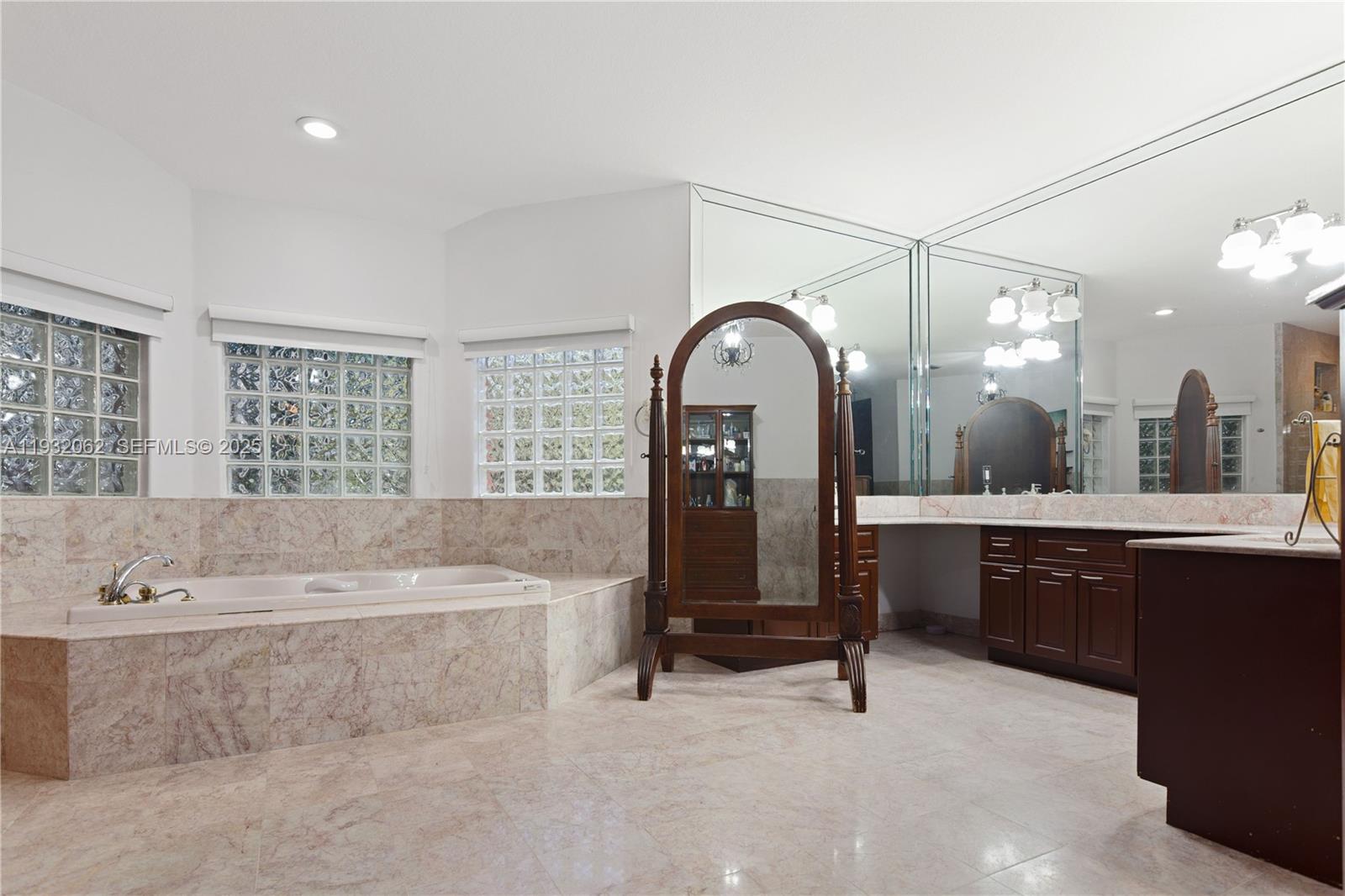 11825 S Mitchell Manor Cir