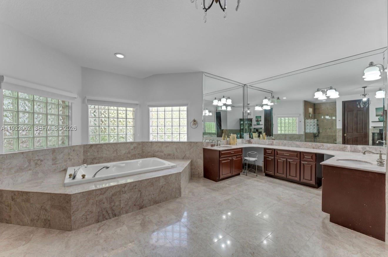 11825 S Mitchell Manor Cir