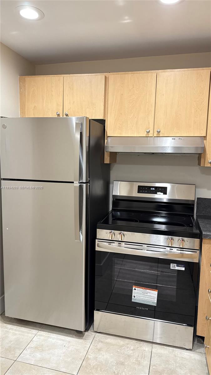 2935 NE 163rd St # 3P