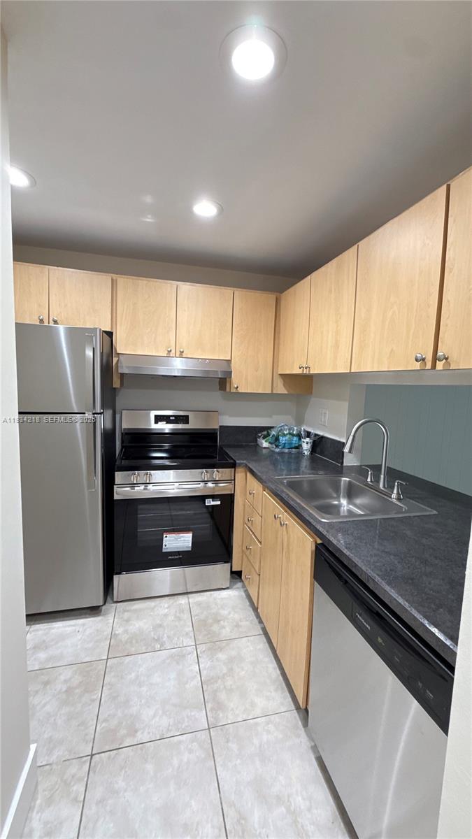 2935 NE 163rd St # 3P