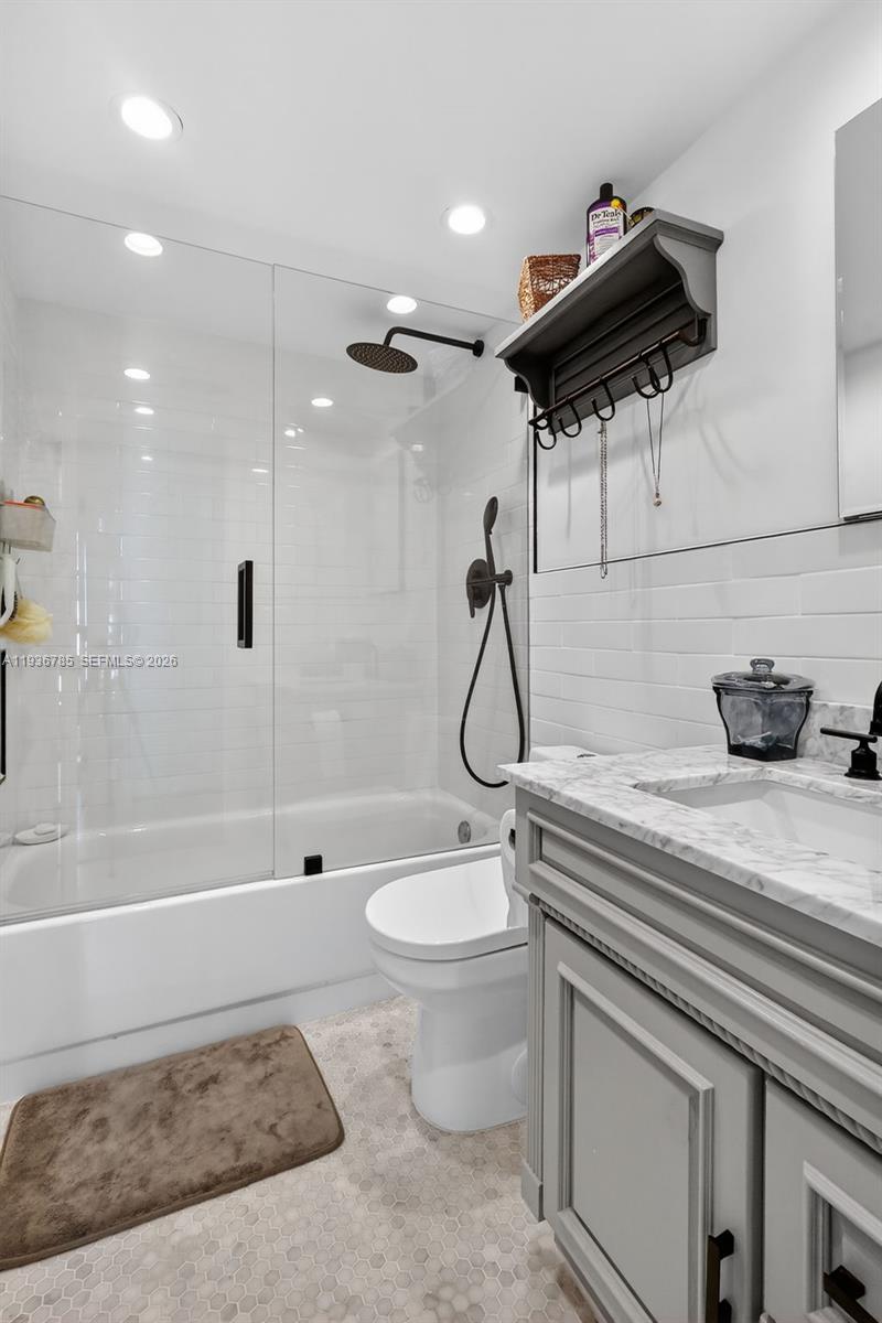 911 E Ponce De Leon Blvd # 1504