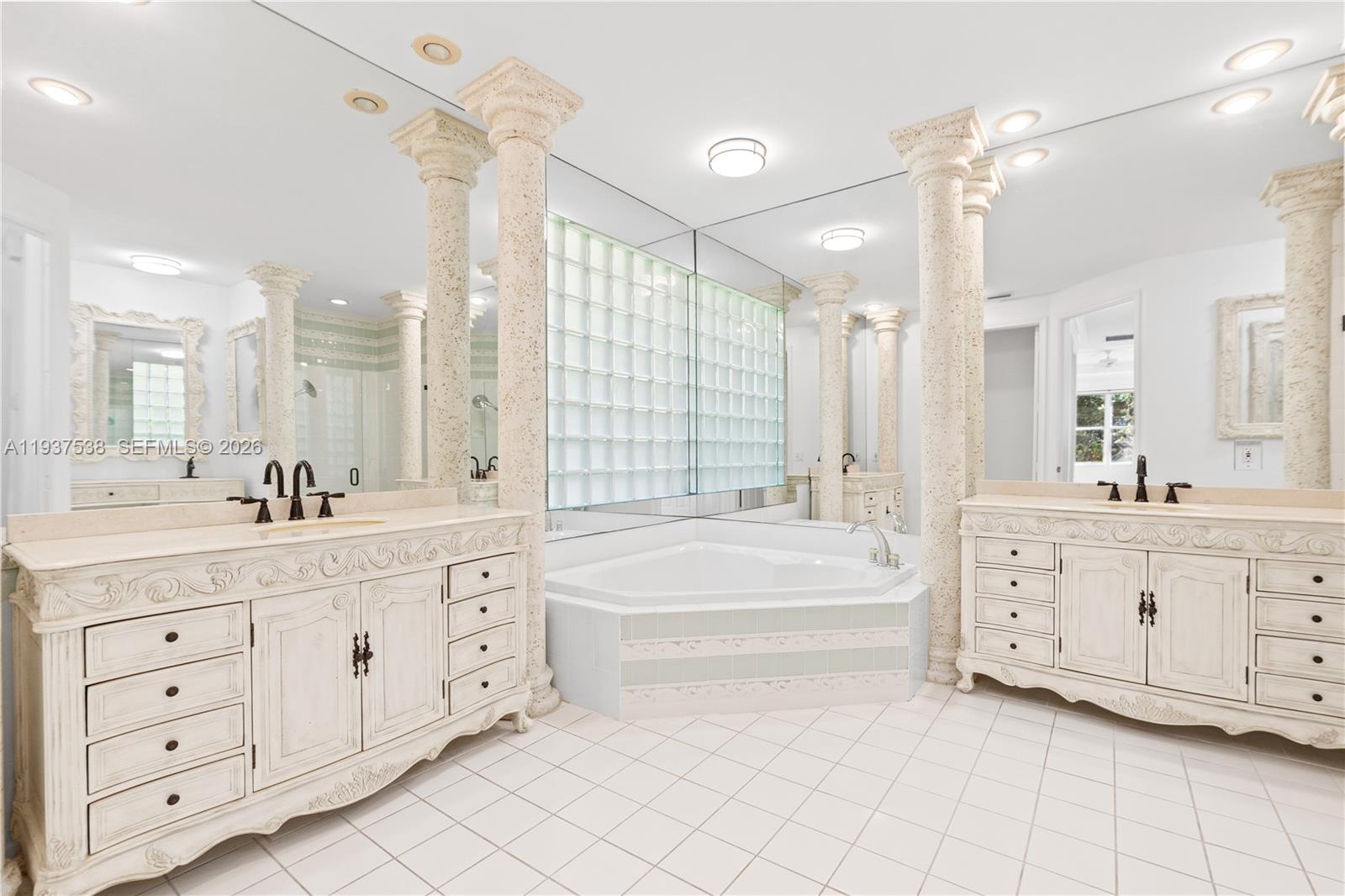 16053 Villa Vizcaya Pl