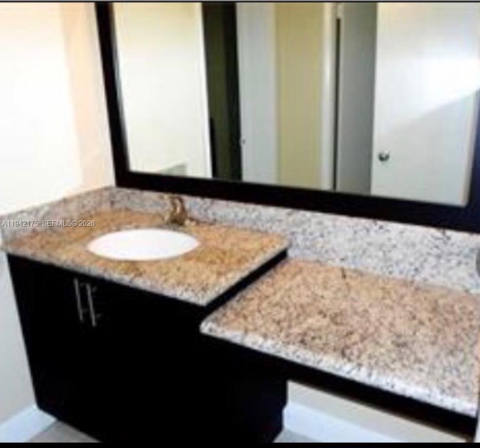 498 NW 165th St Rd # 507 Unit: D-507