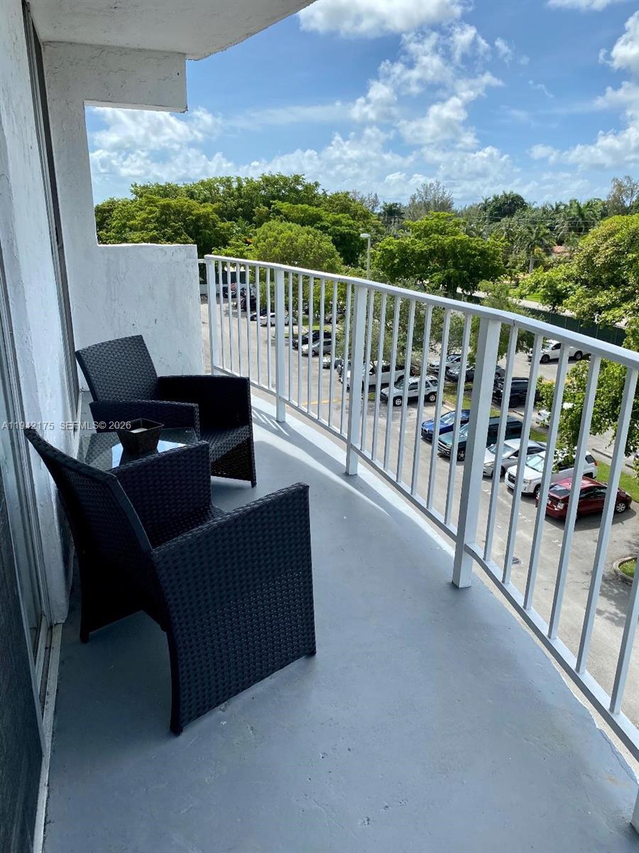 498 NW 165th St Rd # 507 Unit: D-507