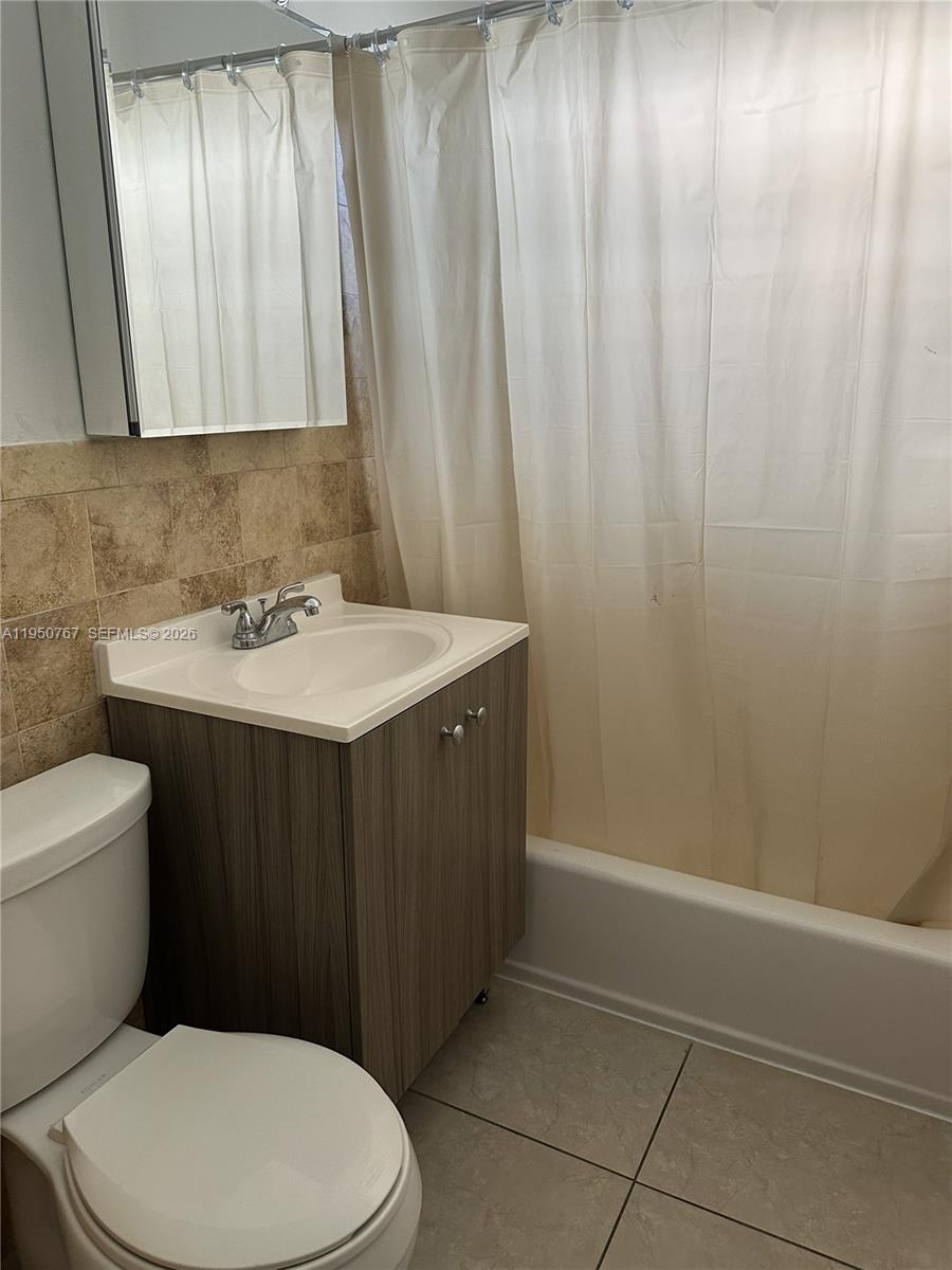 1585 NE 125th St # 8