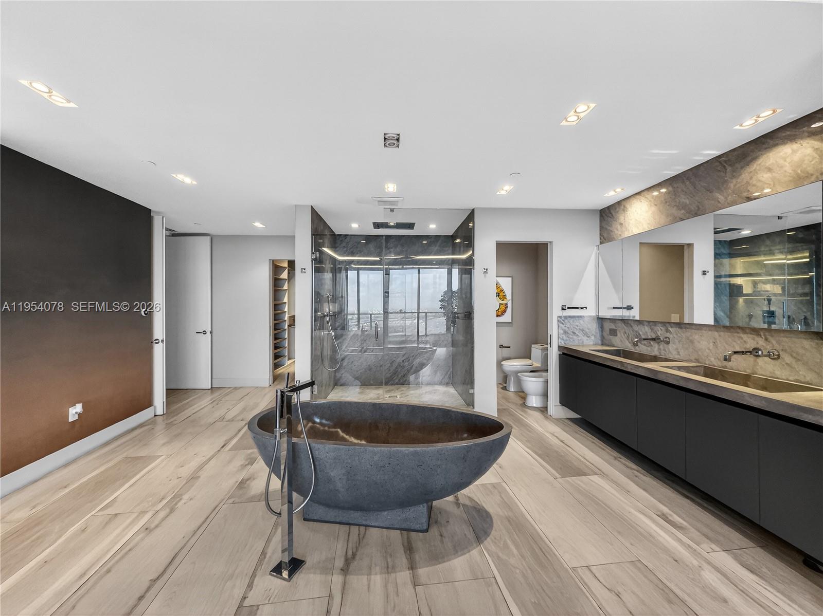 2020 N Bayshore Dr # 4104 Unit: PH-4104