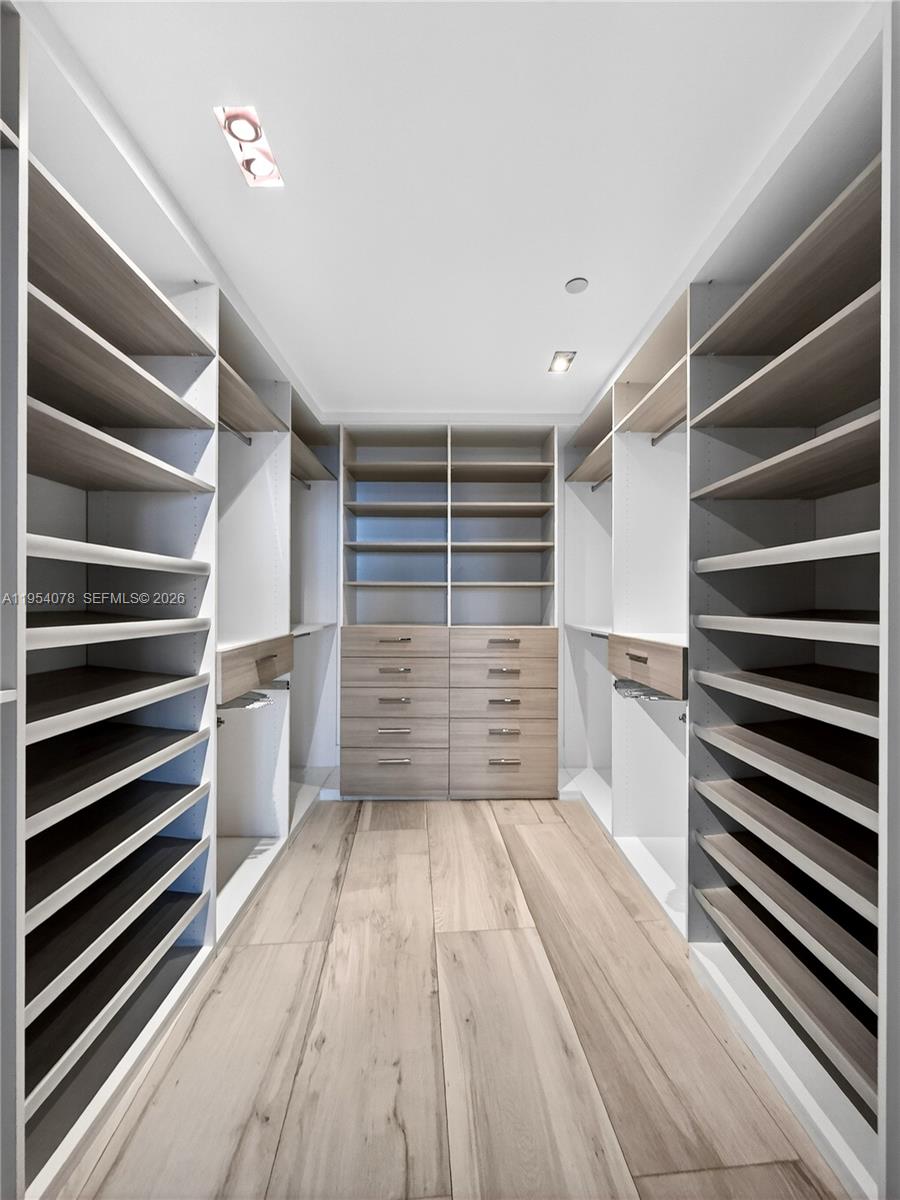 2020 N Bayshore Dr # 4104 Unit: PH-4104