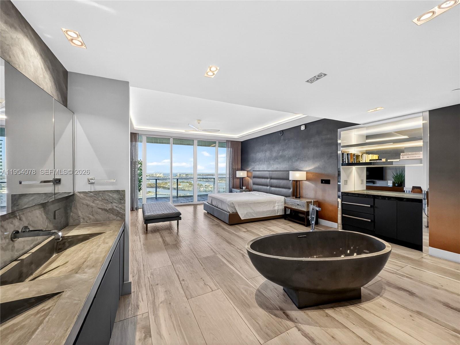 2020 N Bayshore Dr # 4104 Unit: PH-4104