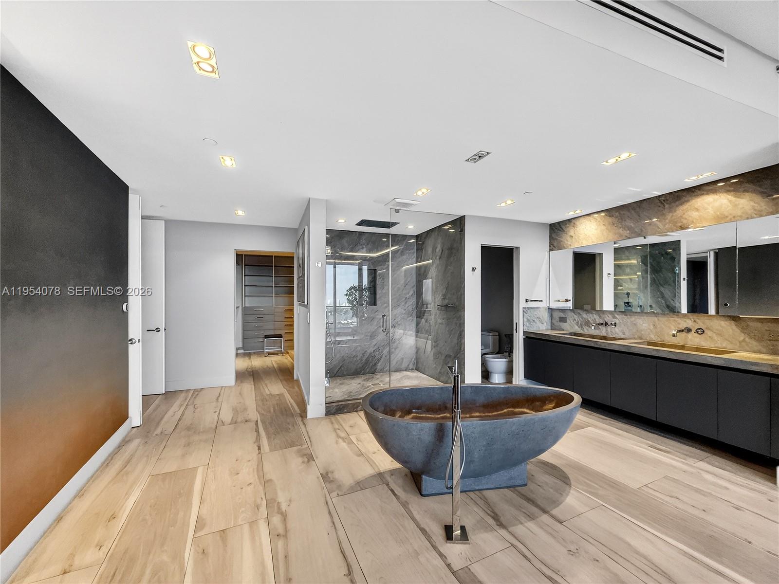 2020 N Bayshore Dr # 4104 Unit: PH-4104