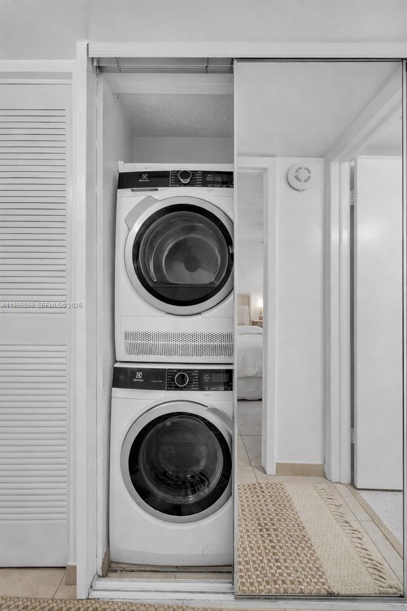 4000 NE 170th St # 200