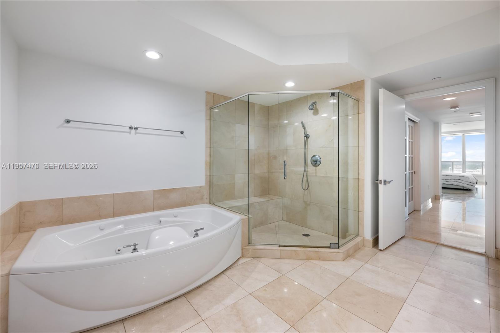 3201 NE 183rd St # 2906