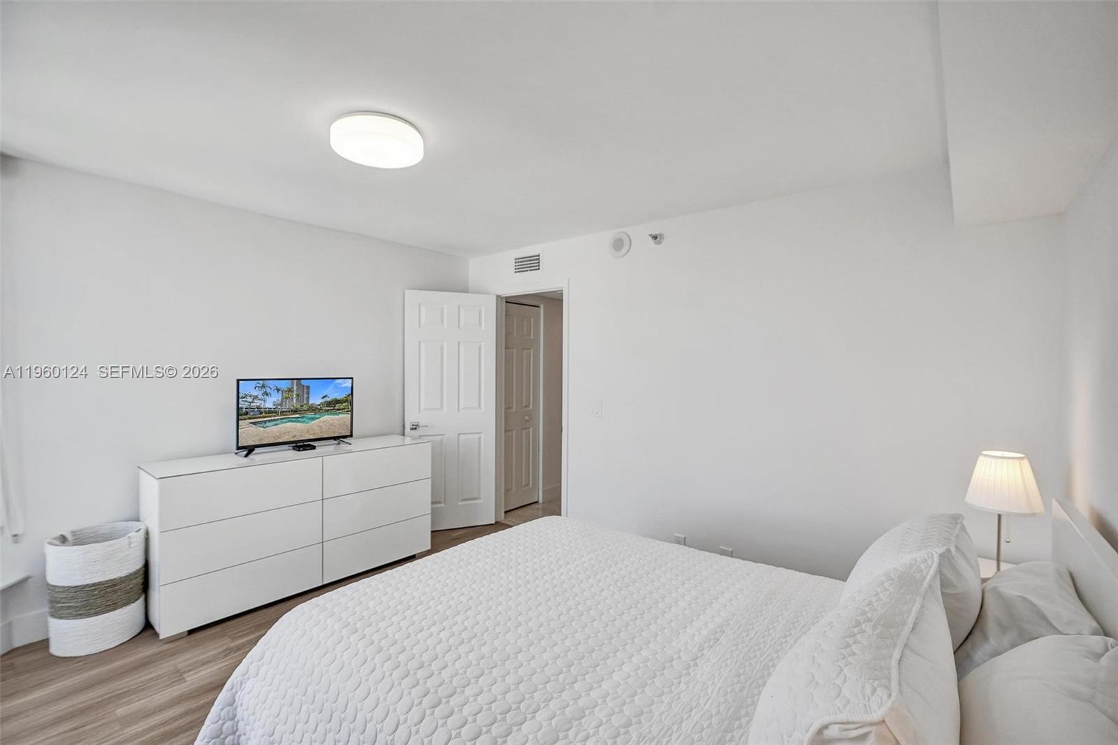 3500 Mystic Pointe Dr # 3206