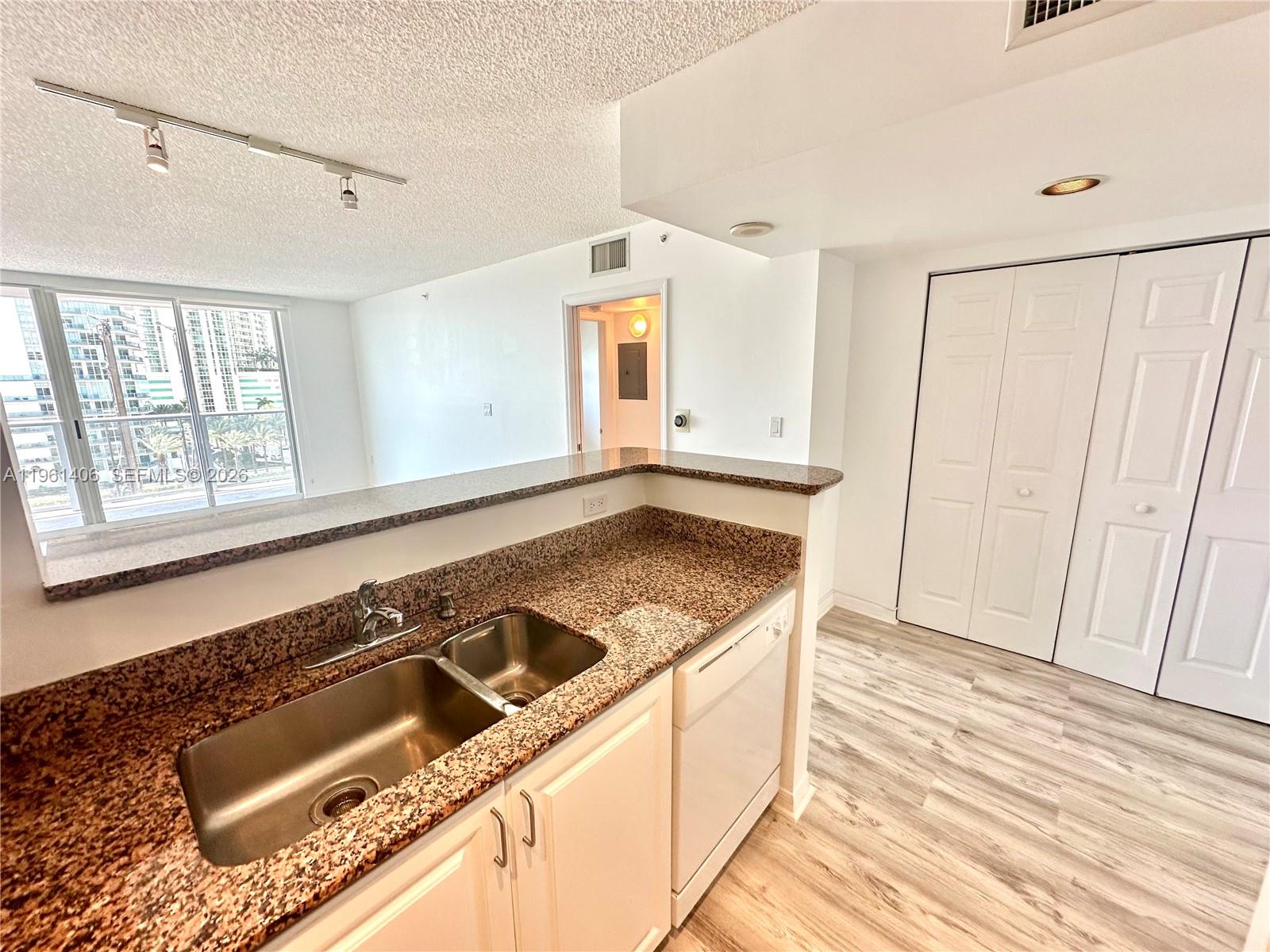 1155 Brickell Bay Dr # 607