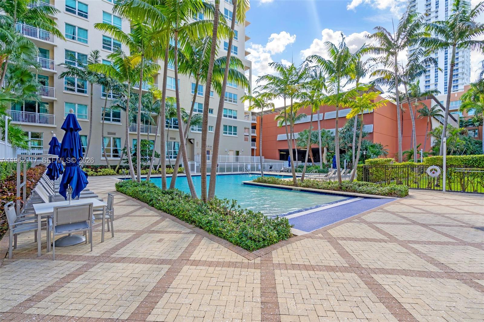 2000 N Bayshore Dr # 909