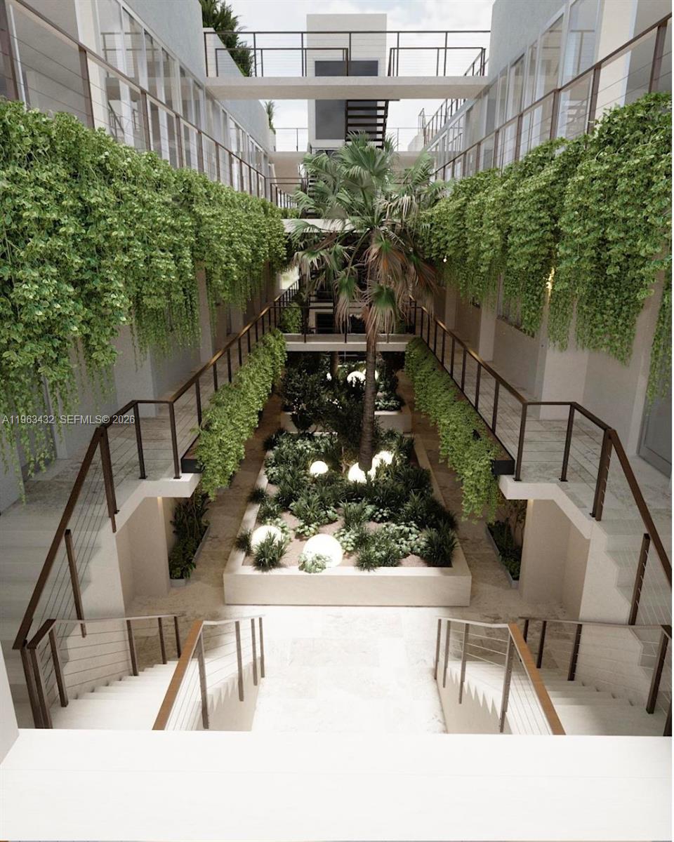 260 Collins Ave # 204