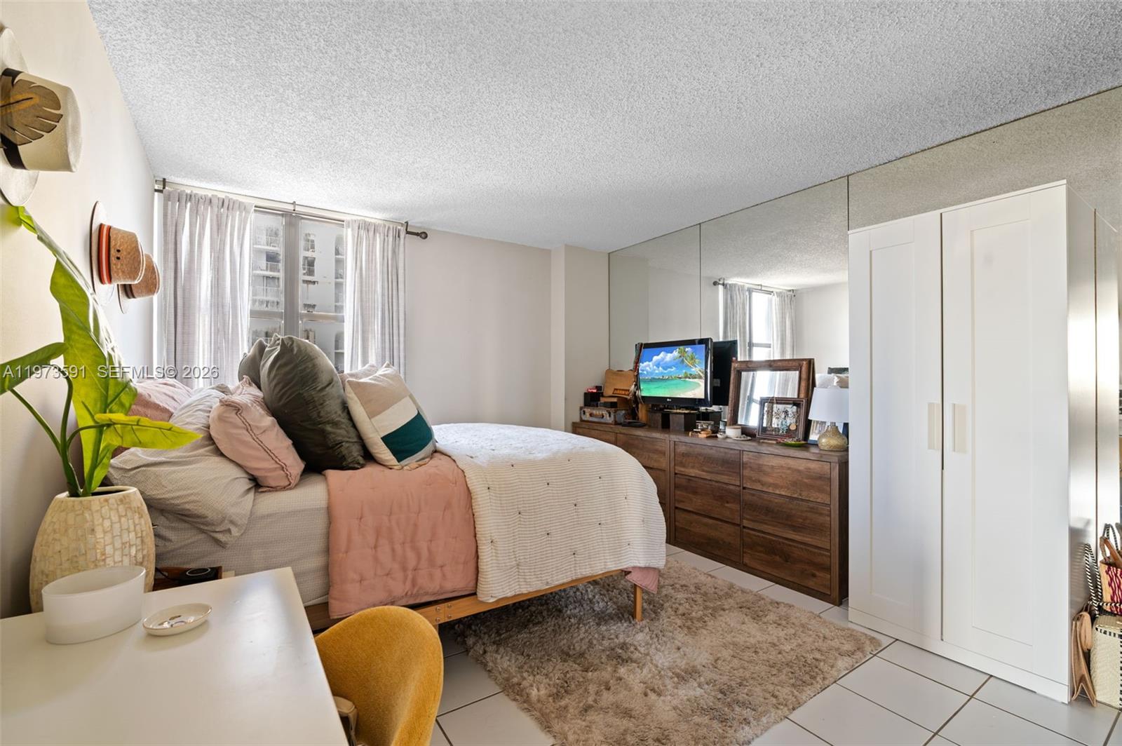 2555 Collins Ave # 1002