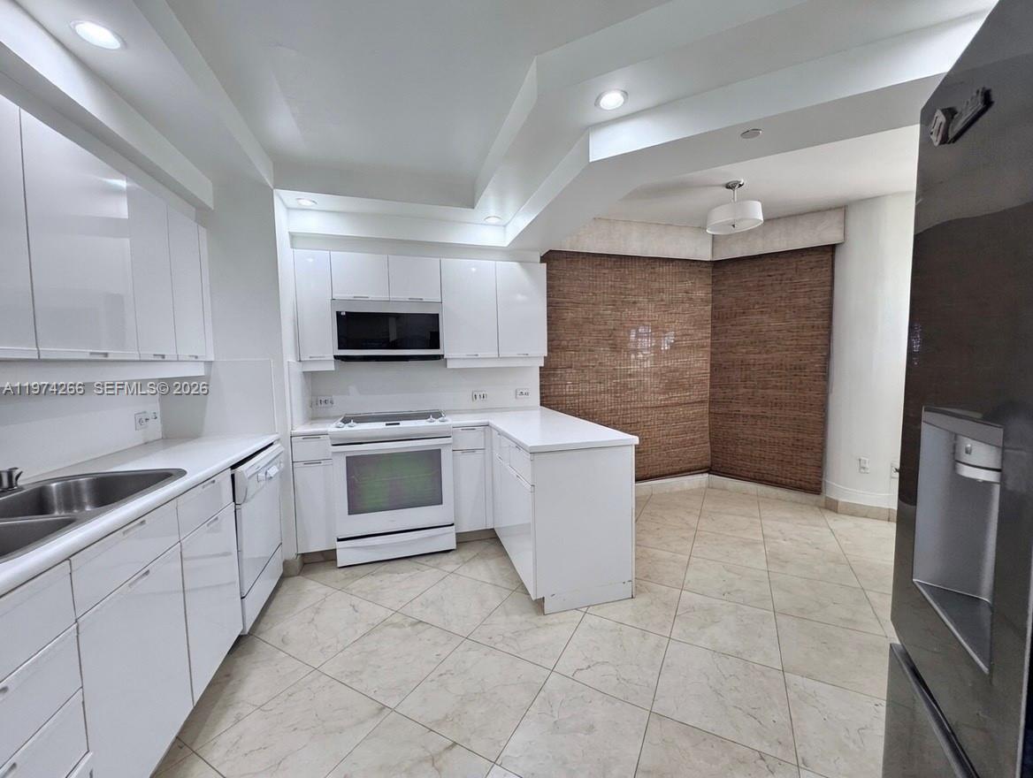2000 Island Blvd # 606