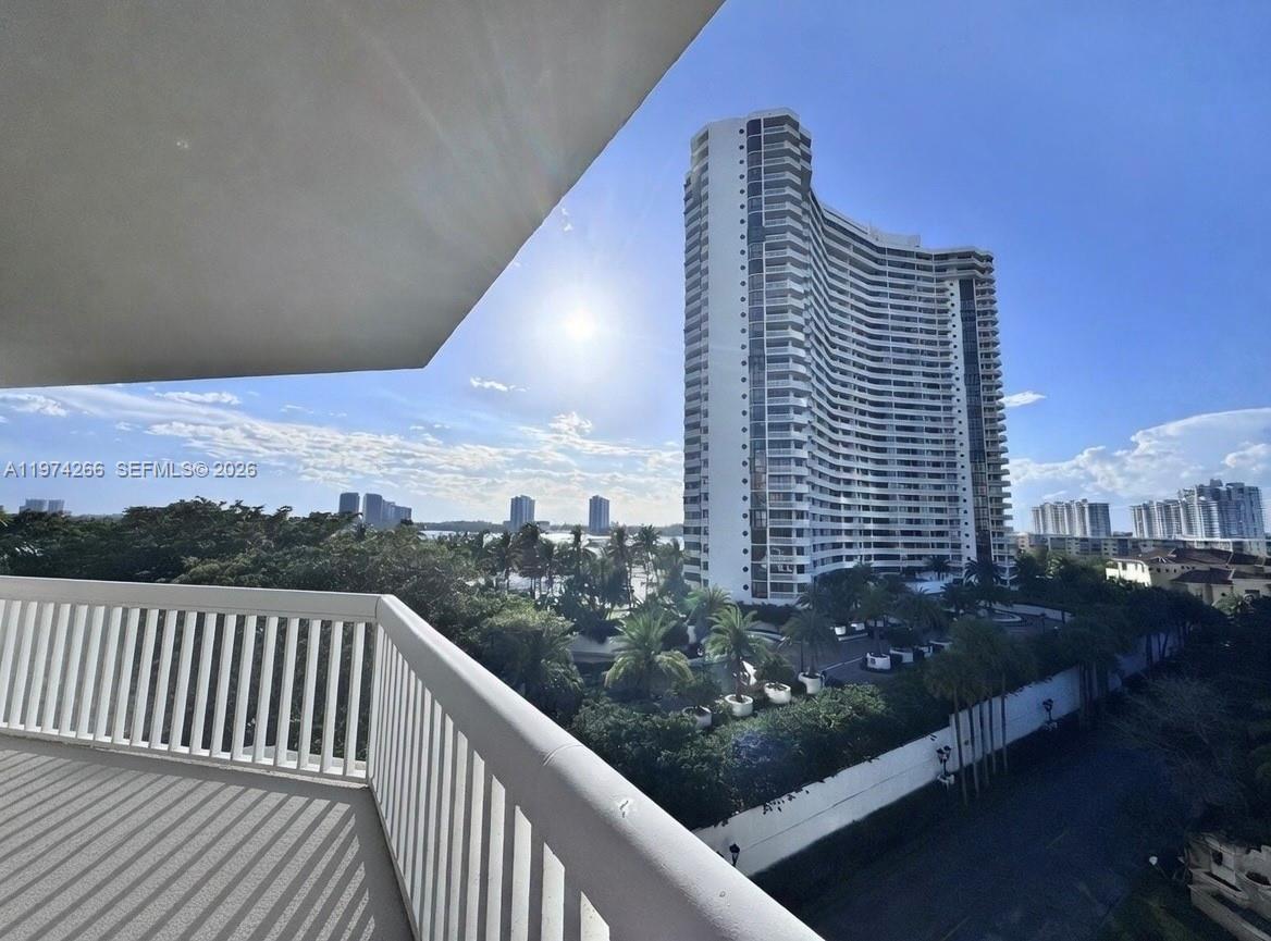 2000 Island Blvd # 606