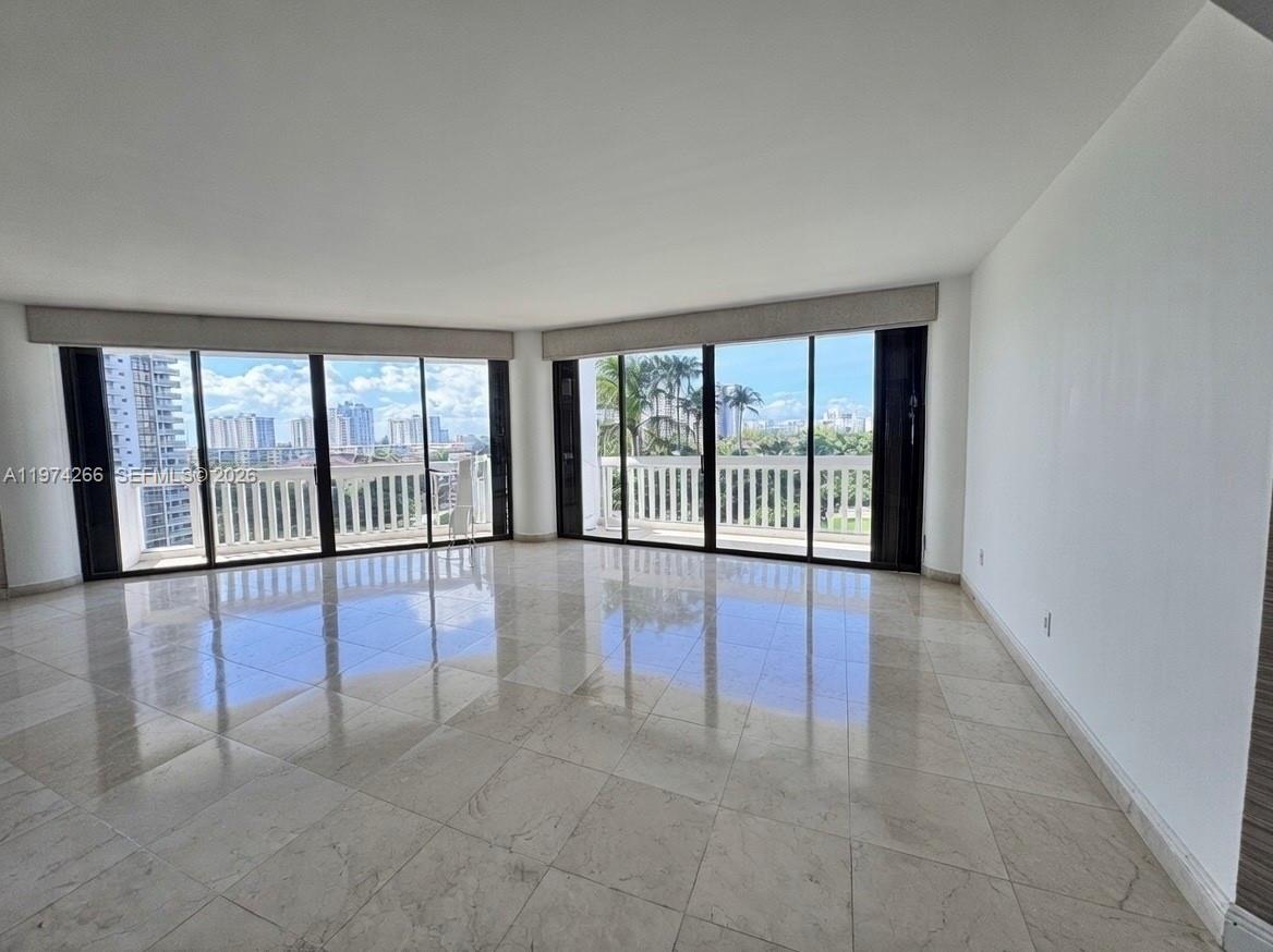 2000 Island Blvd # 606