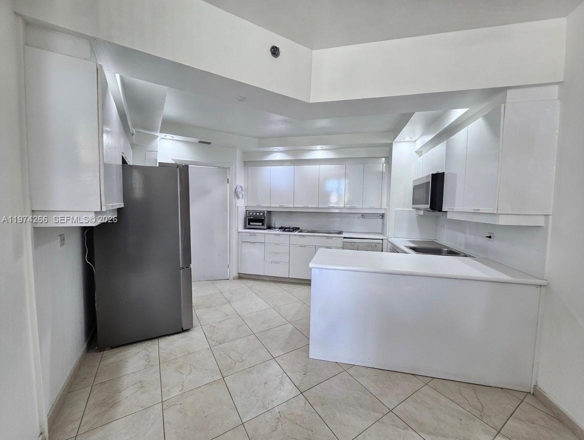 2000 Island Blvd # 606