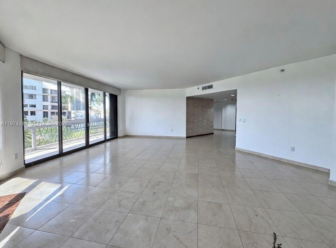 2000 Island Blvd # 606