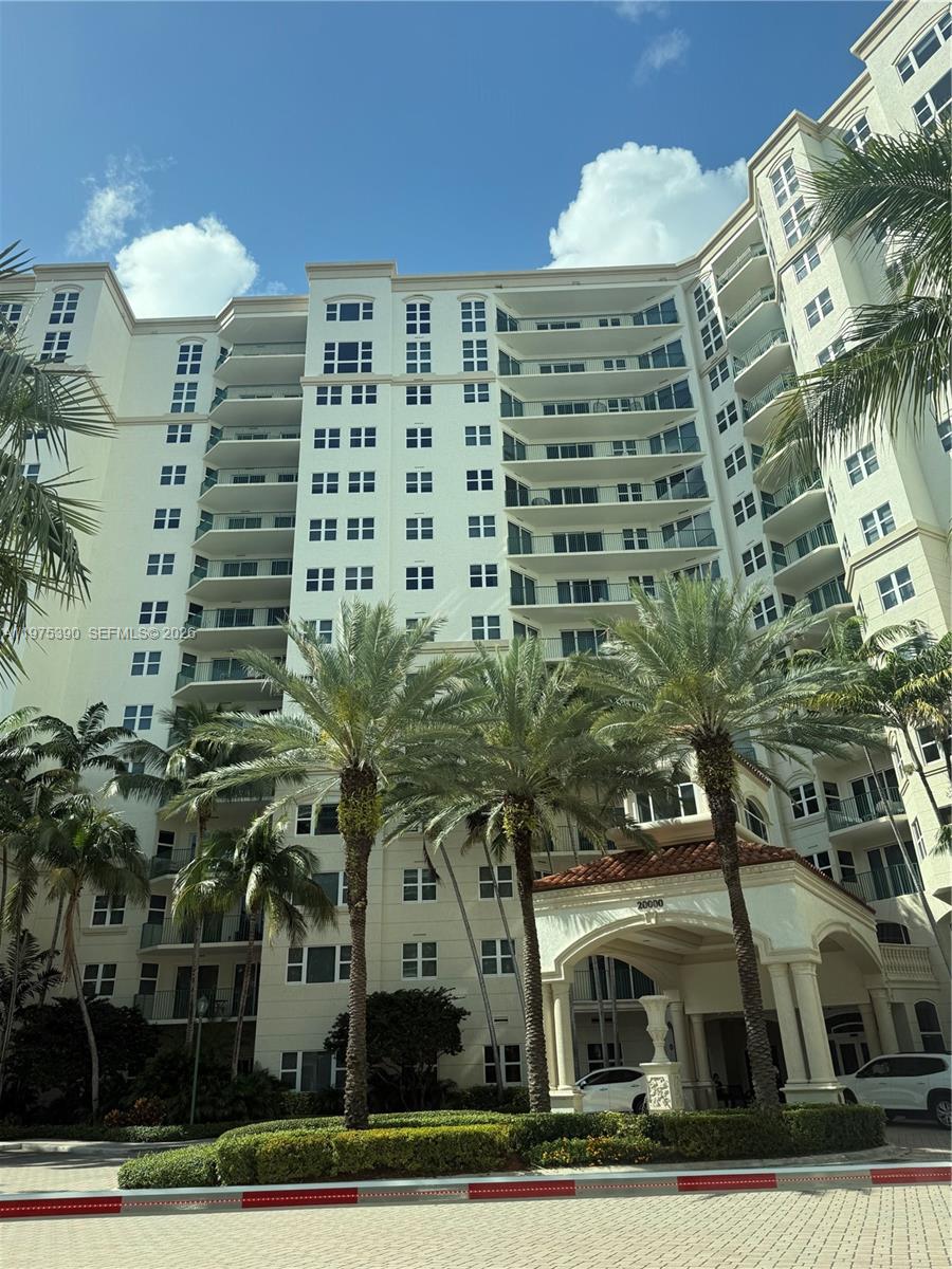 20000 E Country Club Dr Unit: PH09